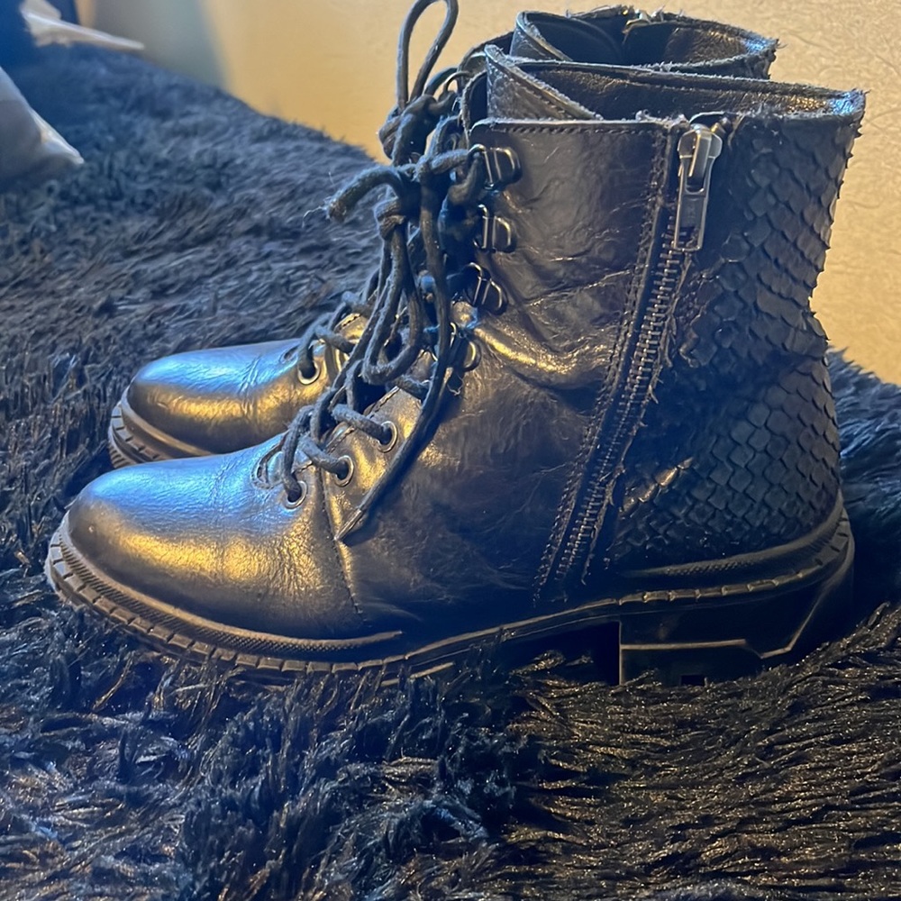 Cute boots 🔥🔥 - Picture 2 of 8